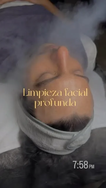 Limpieza facial en proceso